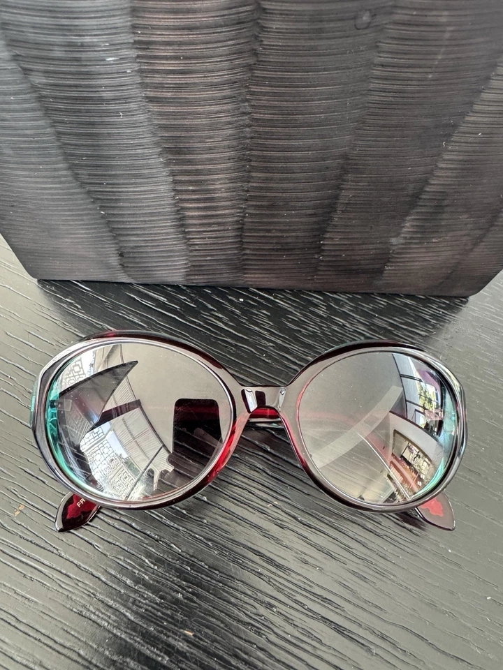 Gafas de sol de SAMA Modelo KIM en combinación de colores rojo/verde azulado Foto 1 de 1