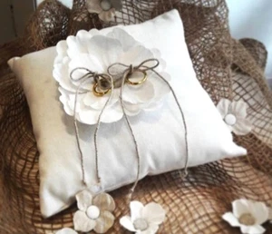 Cuscino porta fedi Matrimonio tessuto bianco ècru con inserto fiore wedding - Foto 1 di 2