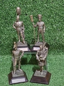 Royal Hampshire Pewter Military Figures X4 Soldiers On Wooden Plinths Militaria - Foto 1 di 19