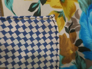 Seidentuch blau/cremeweiss mit Blumenkranz blau/türkis/gelb u.mehr ca.85x87 cm - Bild 1 von 8
