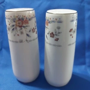 Salero y pimentero de porcelana fina Claremont de 4 pulgadas de alto - Imagen 1 de 10