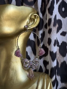Pendientes de aro Betsey Johnson perfectamente pavimentados corazón de cristal rosa AB lazo cinta $95 - Imagen 1 de 5