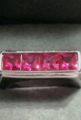 Conjunto de cuatro canales de rubíes creados en laboratorio genuinos corte princesa anillo para hombre talla 11 Foto 1 de 4