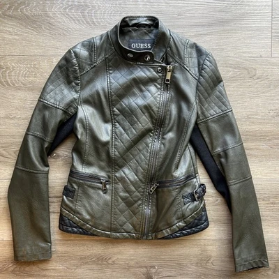 Chaqueta de moto Guess de cuero sintético para mujer talla pequeña negra y verde” Foto 1 de 4