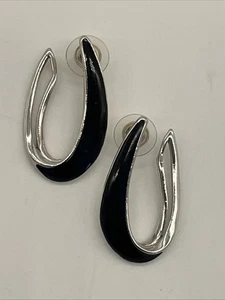 Vintage Trifari silberfarbene schwarze Emaille offene Creolen Ohrringe 1,5 Zoll - Bild 1 von 5