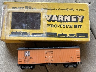 ATSF SANTA FE S.F.R.D. 25600 REEFER CAR VINTAGE HO PLASTIC & METAL - VARNEY - Image 1 of 4