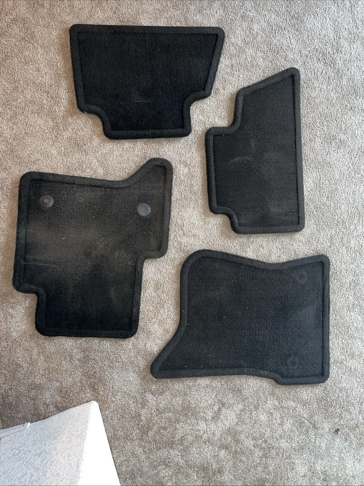 Juego de 4 alfombrillas negras OEM 2015-2020 Chevy Tahoe Suburban GMC Yukon XL OEM Foto 1 de 1
