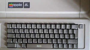 COMPUTER APPLE IIe 2e mit DUODISK, 64k Ram / 80 Col. Erweiterung - Bild 1 von 13