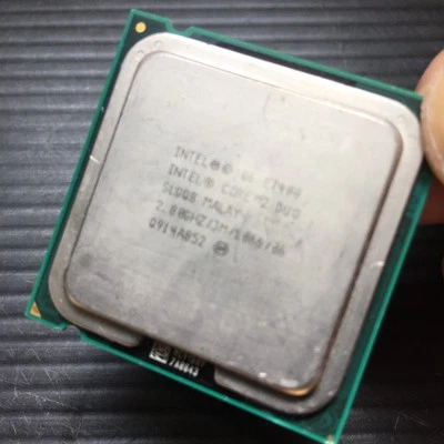 Intel E7400 Core 2 Duo SLGQ8 2.80GHZ/3M/1  LGA 775 PC CPU Processor - Image 1 of 3