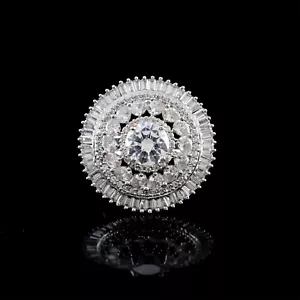 Impresionante anillo de cóctel de circonitas cúbicas con halo con baguette y detalles redondos - Imagen 1 de 6