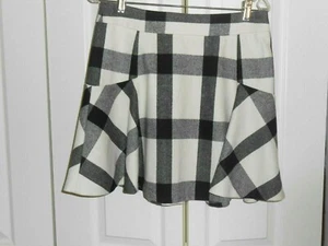 BANANA REPUBLIC---BLACK, BONE PLAID FLIRTY SKIRT---SIZE 8 - Picture 1 of 2