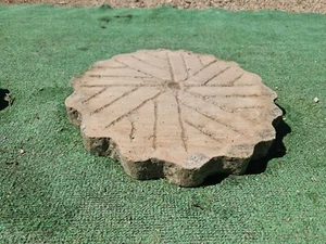 PARTICOLARE ROSONE IN PIETRA ADATTA COME MASCHERONE (RUOTA) - Picture 1 of 3
