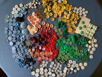 Large Assortment of vintage plastic buttons - Image 1 of 4