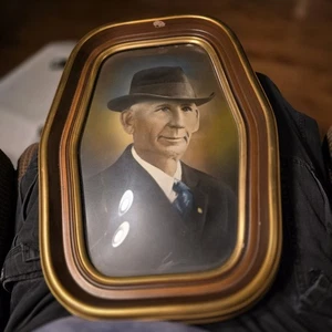 Antiker konvexer Blasenglas ovaler Rahmen handgetönt Portrait Holz Gesso Goldrand - Bild 1 von 5