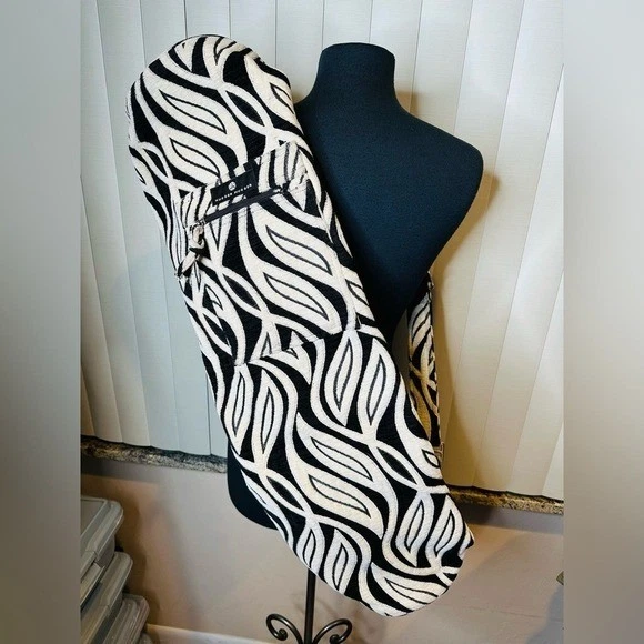 Bolso de esterilla de yoga Hugger Mugger negro con estampado crema Foto 1 de 4