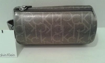 Bolsa de maquiagem cosmética redonda cinza claro/preta logotipo Calvin Klein $68 nova com etiquetas (LB002K) - Imagem 1 de 4