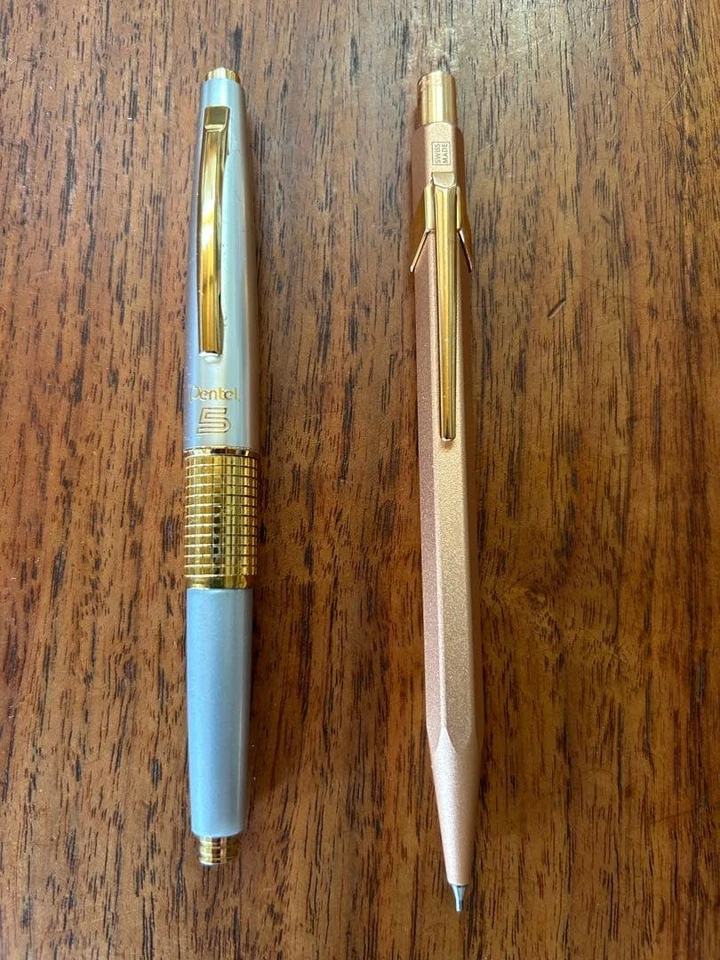 Lápiz mecánico Caran d'Ache Brut Rosé y el legendario Kelly plateado dorado #f Foto 1 de 4