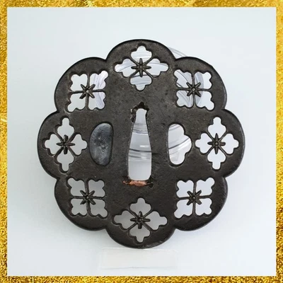 Valioso accesorio de espada especial, calado Kamon, hierro, período Edo, Japón Foto 1 de 4