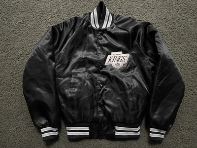 Jaqueta de cetim vintage anos 90 Los Angeles Kings CHALK LINE JUVENIL M 10/12 bombardeiro NHL - Imagem 1 de 4
