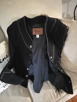  Chaqueta nativa americana de gamuza de cuero negro con flecos ARTURO talla pequeña vintage  Foto 1 de 4
