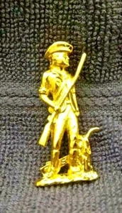 Cinerama Cranston RI Minuteman Soldier w Rifle Pin/Brooch Gold Tone Vtg Marked - Bild 1 von 2