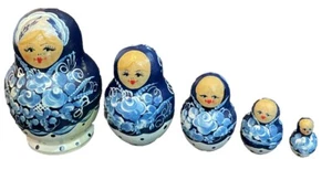 Muñecas rusas de anidación 5 piezas madera pintada a mano flores azules - Imagen 1 de 4