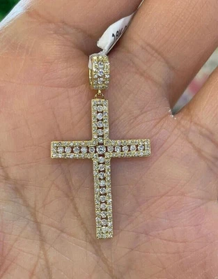 Colgante religioso cruz de diamantes redondo creado en laboratorio de 1,20 quilates enchapado en oro amarillo de 14 quilates Foto 1 de 4