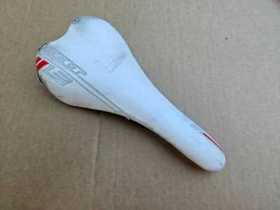 Седло дорожного велосипеда войлок 1,3 рельсы из хрома гоночное белое - Изображение 1 из 4