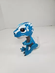 Dinosauro Fingerling Blu e Bianco FUNZIONANTE - Foto 1 di 6