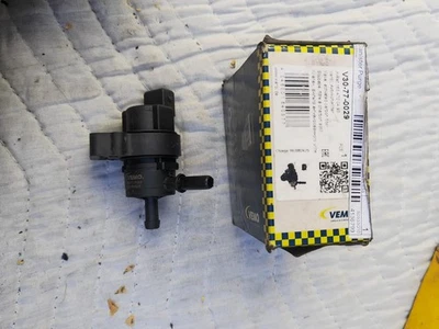 Vemo Purge Valve - Replaces Mercedes-Benz 212-470-27-93 - Image 1 of 4
