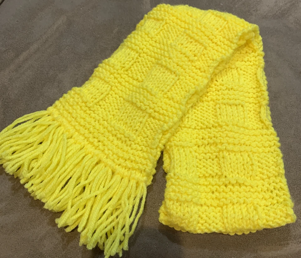 BUFANDA NIÑA AMARILLO BRILLANTE HECHA A MANO CON AMOR 46” ¡SÚPER LINDA!! Foto 1 de 1