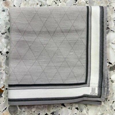 LENÇO MASCULINO CLÁSSICO ARTE ALGODÃO BOLSO QUADRADO 19" CINZA XADREZ LISTRADO BRANCO - Imagem 1 de 3