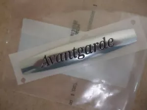 EMBLEMA INSIGNIA DE VANGUARDIA MERCEDES BENZ W204 S204 C204 CLASE C GENUINO FABRICANTE DE EQUIPOS ORIGINALES NUEVO - Imagen 1 de 2