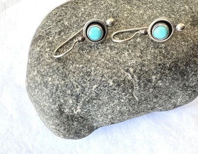 Pendientes colgantes redondos con incrustaciones de turquesa del suroeste de plata de ley 925 Foto 1 de 3