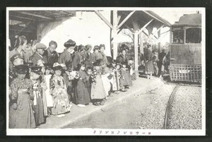 Tram Station Children Parents Costume Japan 1920s - Imagen 1 de 1