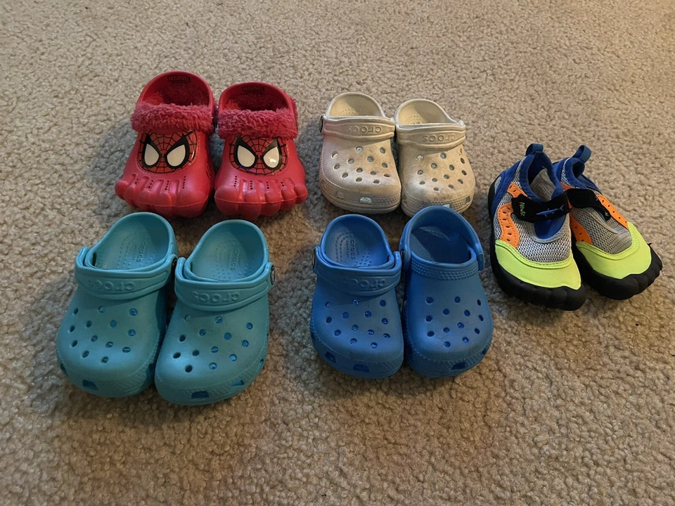Lote de zapatos de niño (Crocs/zapatos de agua)-talla 6 y 7 Foto 1 de 4