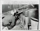1961 Photo de presse pompier vérifie sous les sièges après effondrement du plafond du théâtre, LA