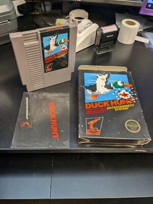 LR4 Duck Hunt Nintendo NES CIB 5 Screw Cartridge Hangtab Box Complete 1985 P DH - Image 1 of 4