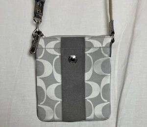 Bolso bandolera de lona gris firma Coach cierre con cremallera 42246 - Imagen 1 de 5