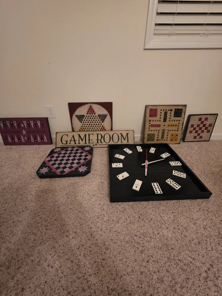 Piezas de decoración de sala de juegos con un reloj de dominó que funciona. Foto 1 de 1