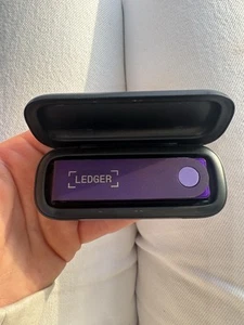 Ledger Nano x avec étui portefeuille matériel en noir - Photo 1/7