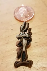 Wile.E.Coyote. Looney Tunes Character Warner Bros Pin Badge A004 - Picture 1 of 3