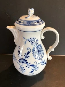 Cafetera de cebolla azul vintage Meissen W Alemania con estampilla posterior de espada - Imagen 1 de 12