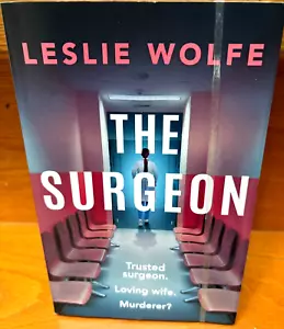 "THE SURGEON"~NEW NOVEL BY *LESLIE WOLFE*~PAPERBACK~PSYCHOLOGICAL SUSPENSE~MINT! - Foto 1 di 5