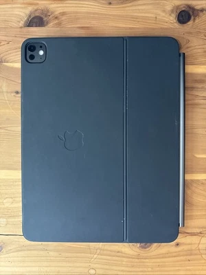 Apple M4 iPad Pro, 2TB, Celular, Preto Espacial, Teclado Inteligente, Pencil Pro, Folio - Imagem 1 de 4