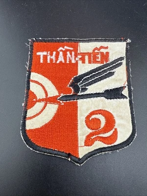 VIETNAM ARVN 2ND ARTILLERY BATTALION "THAN-TIEN" SACRED CROW PATCH - Image 1 of 3