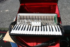 IORIO 2 STAR ACCORDIAN 23519 ITALY TONE CHAMBER NEW STRAPS 19 1/4" KEYBOARD - Picture 1 of 15