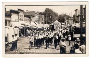 KARNEVAL SIOUX RAPIDS IOWA 1911 STRASSENSZENE RPPC POSTKARTE BAND STÄNDE - Bild 1 von 2