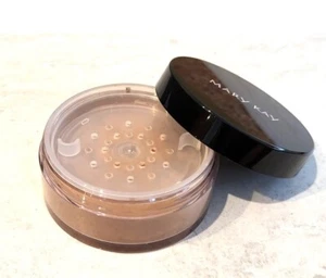 Polvo de ajuste sedoso Mary Kay ~ ligero - bronce ~ tamaño completo nuevo en caja - Imagen 1 de 1