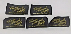 5 etiquetas de ropa vintage Chicago Motorcycle Supply en relieve nuevo stock antiguo - Imagen 1 de 3